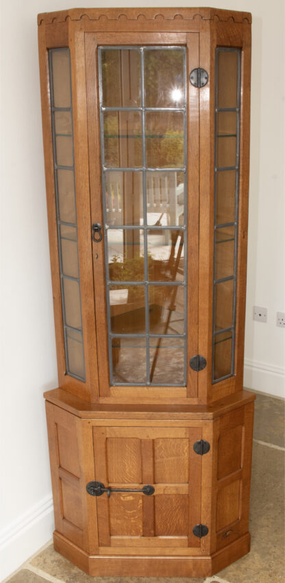 ROBERT MOUSEMAN THOMPSON FLOOR STANDING CORNER CUPBOARD - Image 5