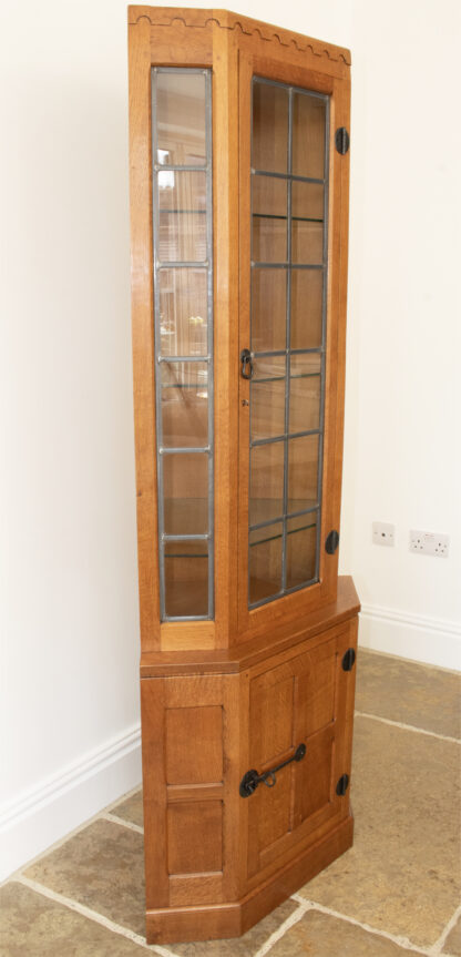 ROBERT MOUSEMAN THOMPSON FLOOR STANDING CORNER CUPBOARD - Image 9